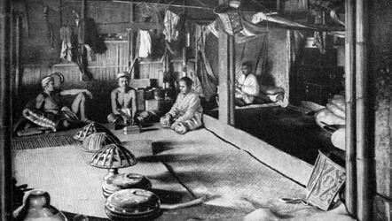 Una casa larga nativa de Kalimantan, Borneo, 1922
