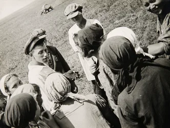 Una brigada de Kolkhoz tomando un descanso, URSS, 1931