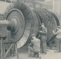 Un rotor de muchas palas para una de las turbinas de baja presión del Queen Mary, 1937