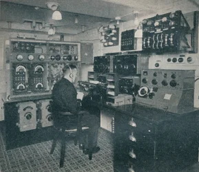 Un operador inalámbrico de Marconi recibiendo mensajes inalámbricos mientras el Empress of Britain cruza el Atlántico