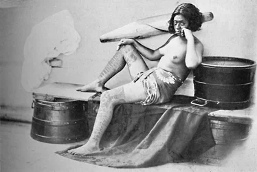 Una mujer Marquesa con la parte inferior de las piernas completamente tatuada