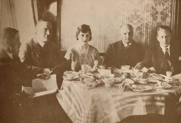 Una comida a bordo del Graf Zeppelin mientras vuela sobre el Atlántico, 1927