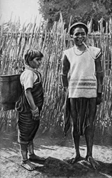 Una pareja Moi dentro de la empalizada del pueblo, África, 1922