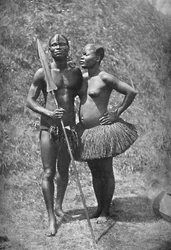Un guerrero Mulolo del Congo y su esposa de las regiones centrales del Congo, 1902