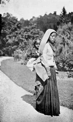 Una mujer nepalí con su hijo, c. 1910