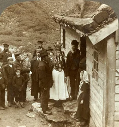Una novia y un novio de Nordfjord con invitados y padres en la puerta de la casa, Brigsdal, Noruega, c. 1905