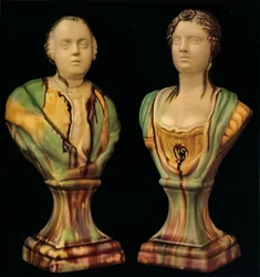 Un par de bustos de loza de Staffordshire que representan al Rey Jorge III y la Reina Carlota