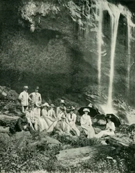 Una fiesta de picnic en las Cataratas Maracas, Trinidad, con Sir A. Moloney y su grupo, 1902