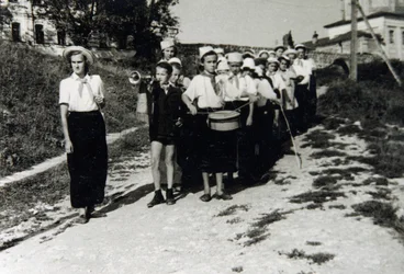 Una unidad de pioneros en el Campamento de Pioneros de Toda la Unión Artek, Gurzuf, Crimea, URSS, años 1930