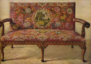 Un sofá de la reina Ana tapizado en Petit Point, c1900, 1936