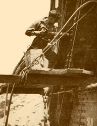 Un martillo remachador en operación en el Puente del Puerto de Sídney, c1930