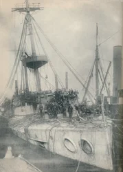Un triunfo de salvamento. El crucero Gladiator, apoyado por remolcadores de salvamento, 1908