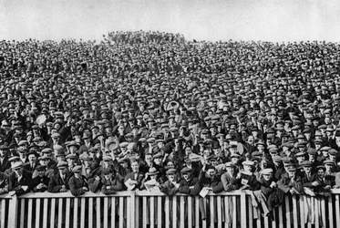Una multitud de fútbol de invierno de sábado, Londres, 1926-1927