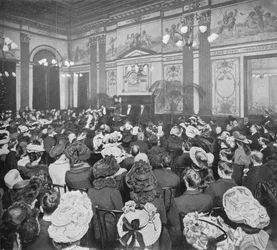 Un debate vespertino de domingo en el Old Playgoers Club, Londres, c1903