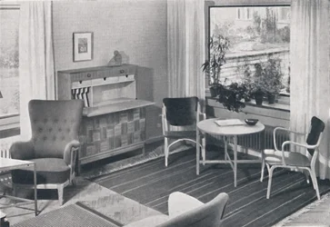 Una sala de estar sueca con muebles diseñados por Caarl-Axel Acking y fabricados por Svenska Mobelfabrike