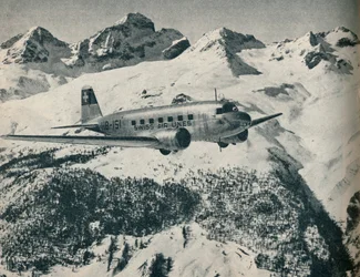 Un avión de Swissair volando cerca del Aeródromo de St Moritz, Suiza, c1936 c1937