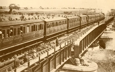 Un Tren Pasando Sobre El Puente