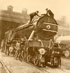 Un lavado y cepillado para el Flying Scotsman, c. 1930
