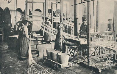 Una planta de fabricación de velas de cera, 1917