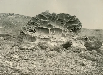 Un canto rodado de kenyte desgastado cerca de los cuarteles de invierno, c. 1908, 1909