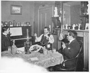 Cuartos de soltero en una casa de huéspedes en el Temple, Londres, c. 1903