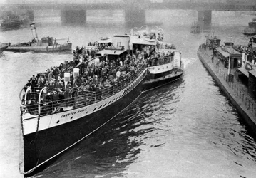 Una multitud en un día festivo a bordo de un vapor de paletas rumbo a Margate, Londres, 1926-1927