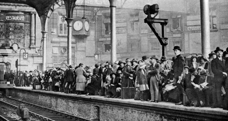 Una multitud en día festivo esperando un tren a Margate, Londres, 1926-1927