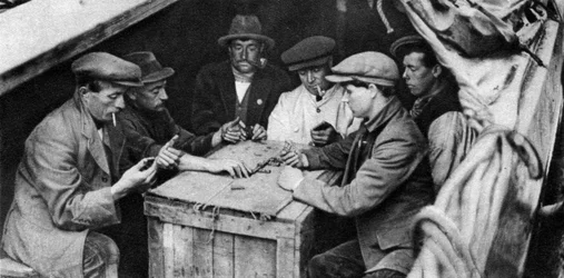 Un barquero y sus compañeros juegan al dominó en la bodega de un barco canal, 1926-1927