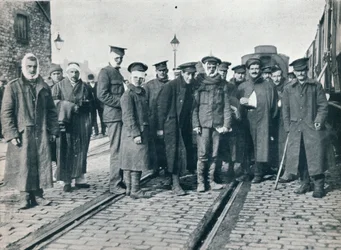 Un grupo de heridos de Neuve Chapelle en una estación de tren francesa, 1915
