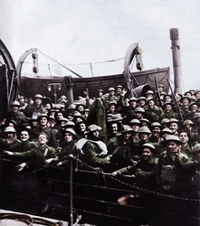 Un bote de soldados rescatados de Dunkerque, 1940, 1945