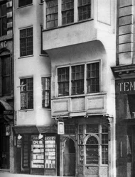 Una librería y estanco en el Strand, Londres, 1926-1927