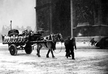 Un carro de carbón escaso, París ocupado, enero 1941