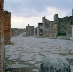 Una carretera romana empedrada en Pompeya, Italia