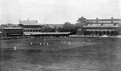 Un partido de cricket en progreso en el campo de cricket de Lords, Londres, 1912