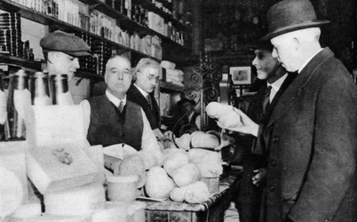 Un cliente inspecciona un haggis, Londres, 1926-1927