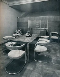 Un conjunto de comedor, con mesa y sillas de tubo de acero. Por Practical Equipment Ltd., de Londres