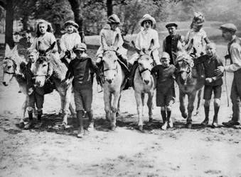 Paseo en burro en un día festivo en Hamstead Heath, Londres, 1926-1927