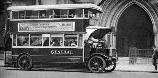 Un autobús de dos pisos frente a los Tribunales de Justicia, Londres, 1926-1927