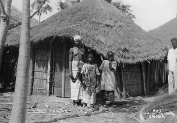 Una familia frente a su hogar, Gambia, siglo XX