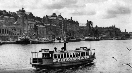 Un ferry en camino a la isla de Djurgarden, Estocolmo, Suecia, c1923