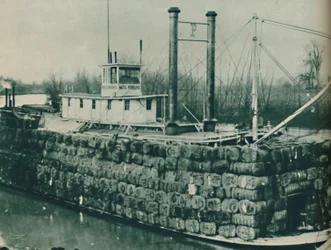 Una carga completa de algodón a menudo se monta alto sobre las cubiertas de los barcos de vapor del Mississippi, 1937