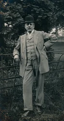 Un caballero con traje y sombrero bombín, c1910