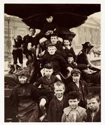 Un grupo de niños frente a la fuente Steble, Liverpool, tomada por un fotógrafo desconocido alrededor de 1905