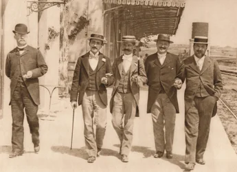Un grupo de caballeros caminando, 1937