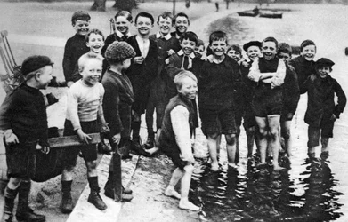 Un grupo de remeros de verano en el Serpentine, Londres