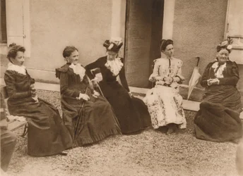 Un grupo de mujeres hablando, 1937