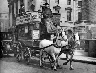 Un autobús tirado por caballos, Londres