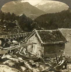 Un molino de troncos y una rueda de molino de agua, en el río Stalheims, Naerodal, Noruega, c1905