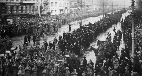 Una ceremonia de duelo por las víctimas de la Revolución de Febrero, Rusia, 5 de abril, 1917