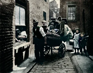 Un movimiento en Slumópolis, Londres, c. 1901
